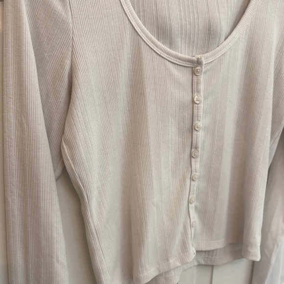 Hollister White Fitted Button Down Crop Top. Size M. Minimalist - Picture 5 of 5